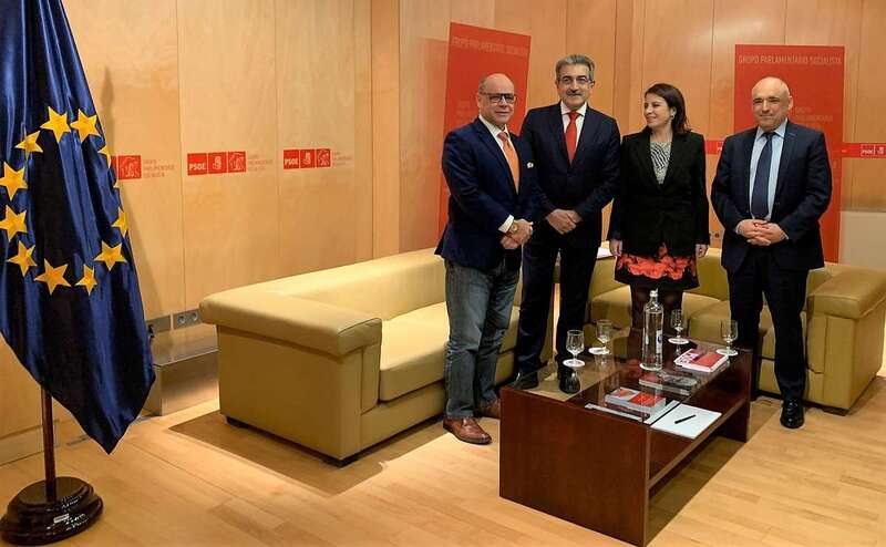 Los dirigentes nacionalistas canarios con los  negociadores socialistas (Foto TA)